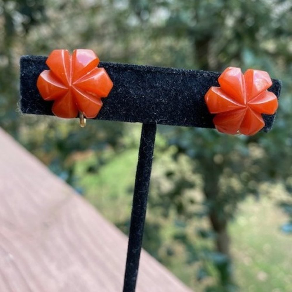 VTG BAKELITE Caramel Flower Carved EARRINGS - Picture 3 of 9